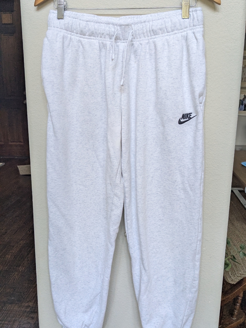 Nike Pale Gray / White Size Medium Sweatpants with Drawstring